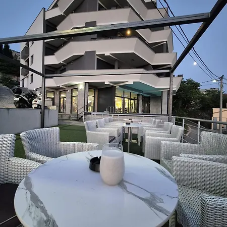 Sky Hill موستار